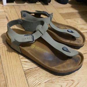 Birkenstock thongs in olive Men’s 10 US // 43 EU